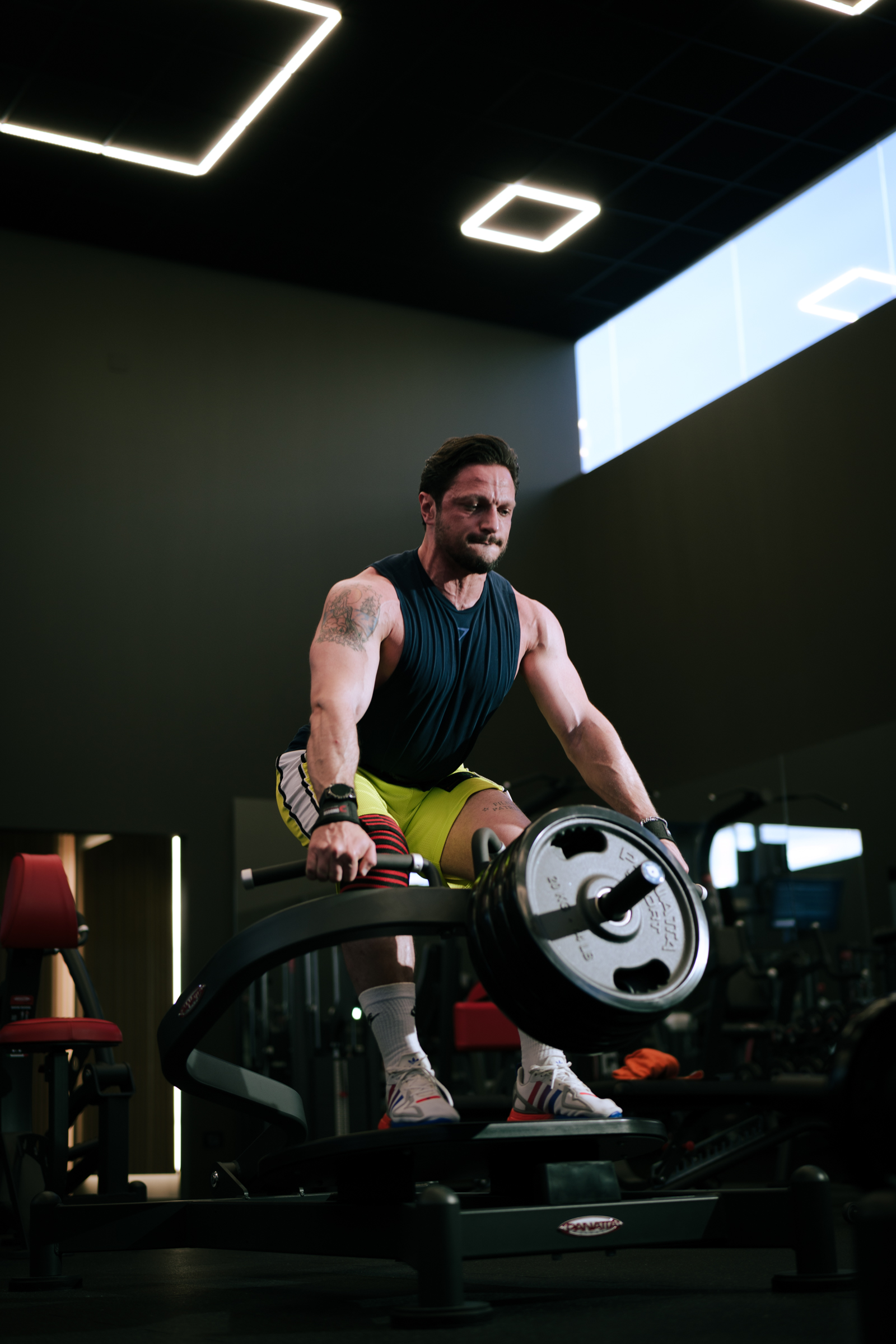 Un uomo che si allena con bilancieri